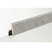 Podlahová lišta s upevňovacou sponou na stene