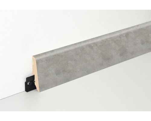 Podlahová lišta s upevňovacou sponou na stene