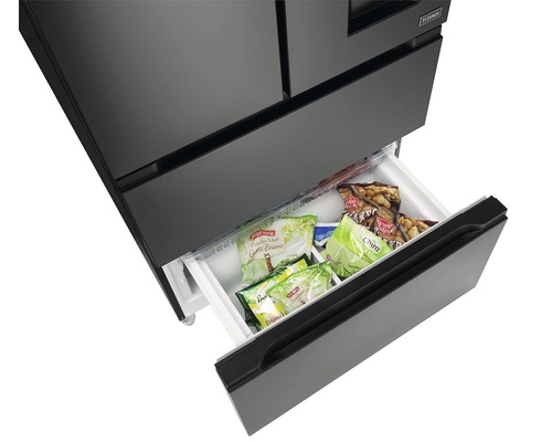 Čierna chladnička s otvorenou zásuvkou a mrazenými potravinami