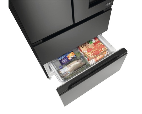 Čierna chladnička s otvorenou zásuvkou s pizzou a rybou