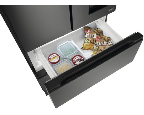 Mraziaca zásuvka s mrazenými potravinami v čiernej kombinovanej chladničke s mrazničkou