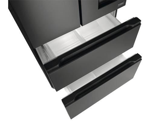 Detailný pohľad na chladničku s otvorenými zásuvkami