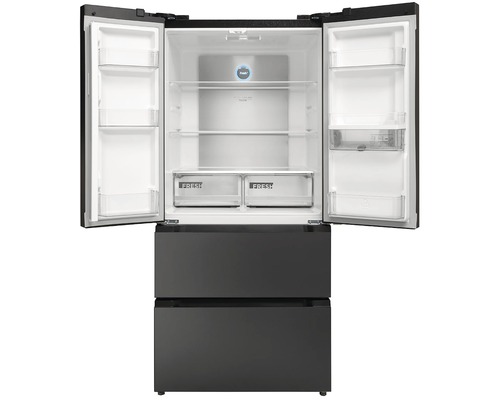 Otvorená chladnička s niekoľkými policami a zásuvkami na skladovanie potravín