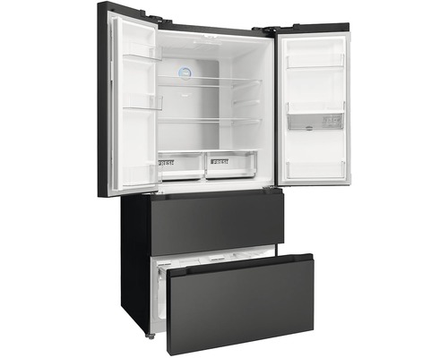 Otvorená chladnička s niekoľkými dverami a mrazničkou