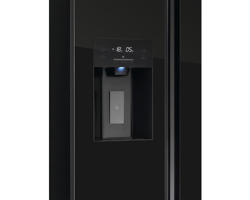 Detail čierna chladnička s digitálnym displejom a dávkovačom vody