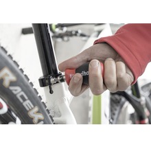 Muž používa skrutkovač Wiha na bicykli.