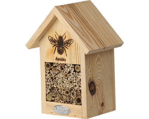 Drevený hmyzí hotel s motívom divokej včely a hniezdnymi trubkami