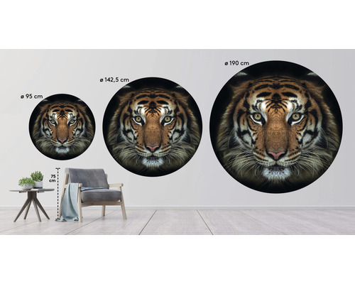 Tri okrúhle nástenné dekorácie s motívom tigra v rôznych veľkostiach vedľa kresla