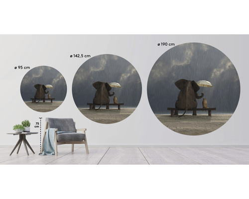 Tri okrúhle nástenné maľby so slonom a svišťom v daždi, veľkosti 95 cm, 142,5 cm a 190 cm.