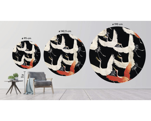 Tri kruhové nástenné maľby s motívmi žeriavov v rôznych veľkostiach, usporiadané v obývacej izbe.