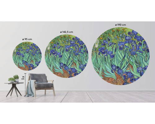 Tri okrúhle nástenné maľby s kvetinovým motívom v rôznych veľkostiach v miestnosti