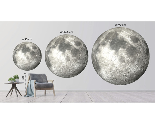 Dekorácia s motívmi mesiaca v rôznych veľkostiach nad kreslom