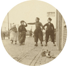 Historická fotografia detí v tradičnom holandskom oblečení a drevákoch
