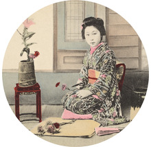 Žena v kimone aranžuje kvety v tradičnom japonskom interiéri