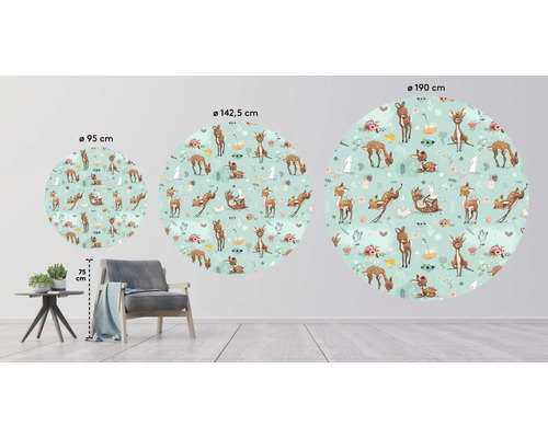 Tri okrúhle nástenné maľby so vzormi srn a zajacov v rôznych veľkostiach na stene