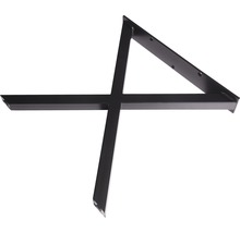 Čierny kovový držiak nôh stola.