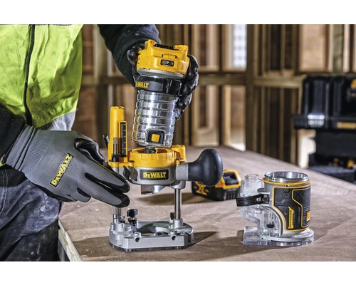 Osoba montuje akumulátorovú hornú frézku DeWalt na pracovný stôl