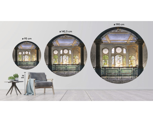 Dekorácia s nálepkou na stenu v troch veľkostiach zobrazujúca interiér s oknami a stĺpmi