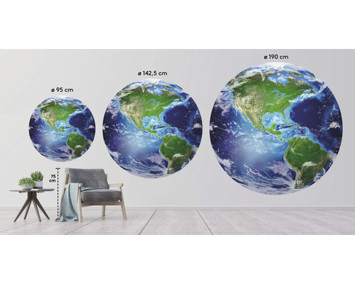 Tri nástenné dekorácie Zeme s rozmermi 95 cm, 142,5 cm a 190 cm v miestnosti