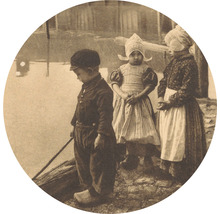 Historická fotografia troch detí v tradičnom oblečení pri vode