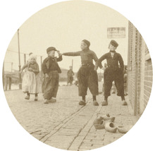 Historická fotografia detí v tradičnom holandskom kroji a drevákoch