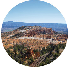 Krajinný pohľad na Bryce Canyon so skalami a stromami.