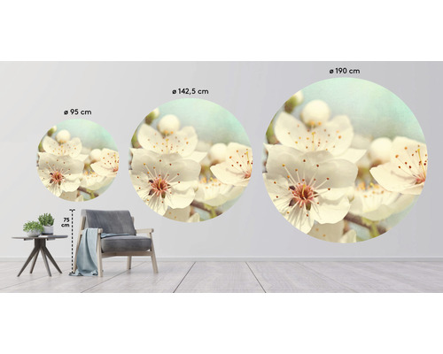 Dekoratívna nástenná maľba s kvetinovými motívmi v troch veľkostiach: priemer 95 cm, 142,5 cm a 190 cm, vedľa kresla a stola.