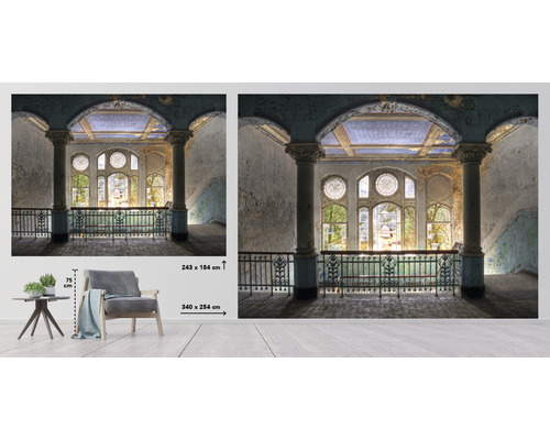 Fototapeta s motívom schodiska v starej budove, formát 340 x 254 centimetrov