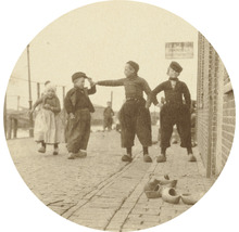 Historická fotografia detí v tradičnom holandskom oblečení a drevákoch