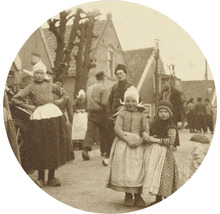 Fotografia osôb v tradičnom holandskom odeve pred domami