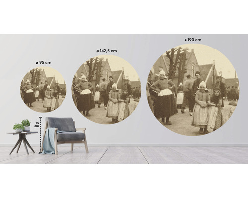 Tri okrúhle nástenné obrazy s historickým motívom v rôznych veľkostiach, zobrazené v obývacej izbe.