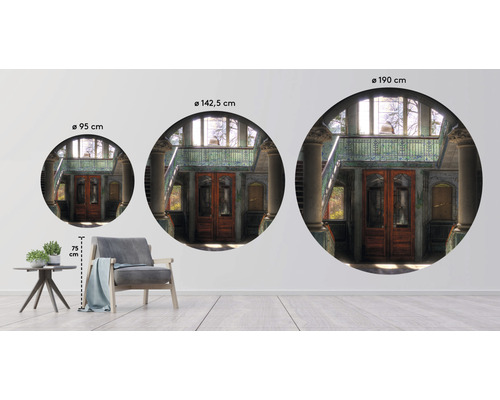 Ilustrácia troch okrúhlych nástenných obrazov rôznych veľkostí s motívom schodiska