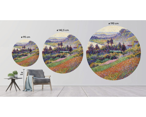 Tri okrúhle nástenné maľby s krajinnými motívmi v rôznych veľkostiach (95 cm, 142,5 cm, 190 cm) nad kreslom a stolom