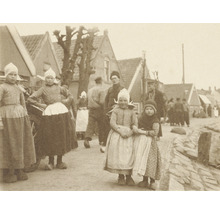 Historická fotografia dievčat v tradičnom holandskom kroji na ulici