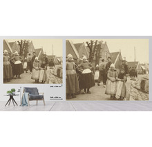 Historická fototapeta zobrazujúca deti v tradičnom oblečení na pouličnej scéne