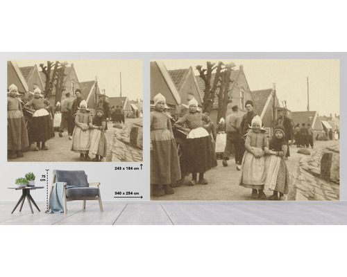 Historická fototapeta zobrazujúca deti v tradičnom oblečení na pouličnej scéne