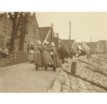 Historická fotografia pouličnej scény s ľuďmi a domami
