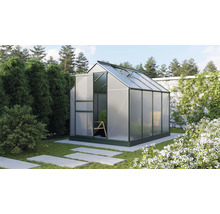 Skleník v záhrade s otvorenými dverami a rastlinami vnútri.