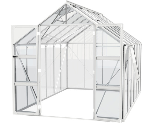 Skleník s otvorenými dverami a oknami.