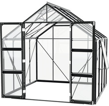 Skleník s otvorenými dverami a oknami