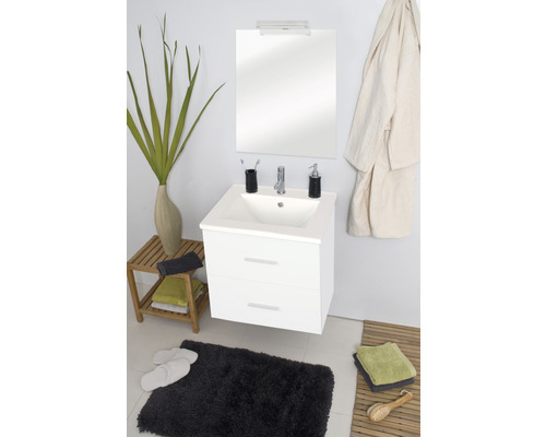 Svetlá kúpeľňa s bielou skrinkou pod umývadlo, zrkadlom a kúpeľňovým textilom.