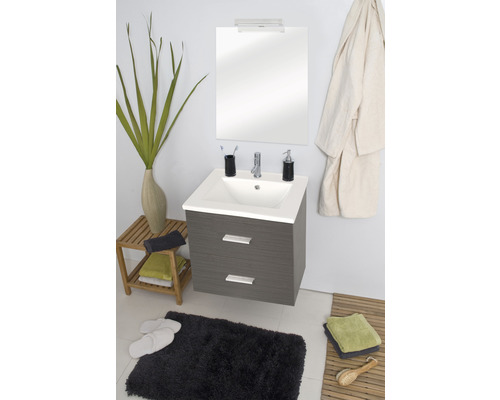 Pohľad do kúpeľne s umývadlom, zrkadlom a doplnkami