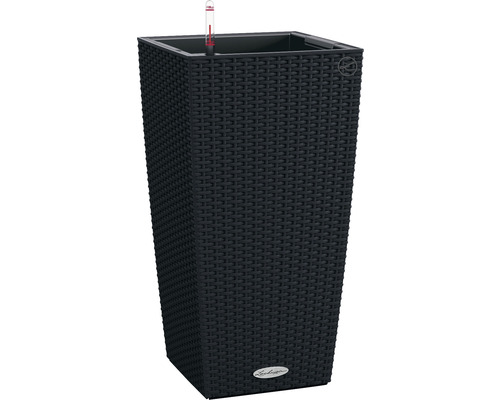 Vysoký kvetináč so zavlažovacím systémom a ratanovým vzhľadom