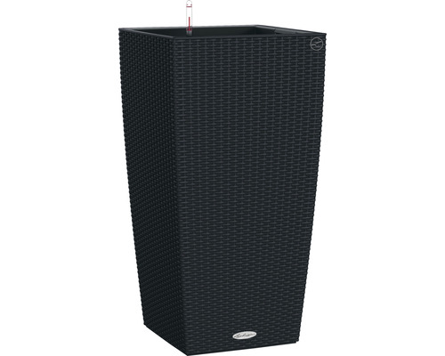 Čierny kvetináč so zavlažovacím systémom