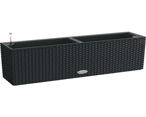 Čierny kvetináč so zavlažovacím systémom a vzhľadom ratanu