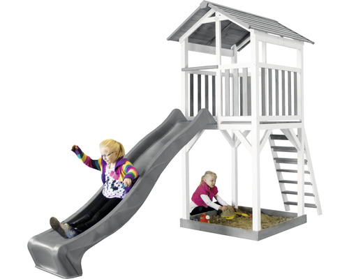 Hracia veža so šmýkačkou a pieskoviskom v záhrade