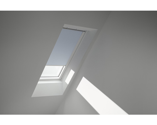 VELUX Zatemňovacia roleta na strešné okno manuálna DKL C02 4576S modrá Strešné okno s roletou v svetlej miestnosti