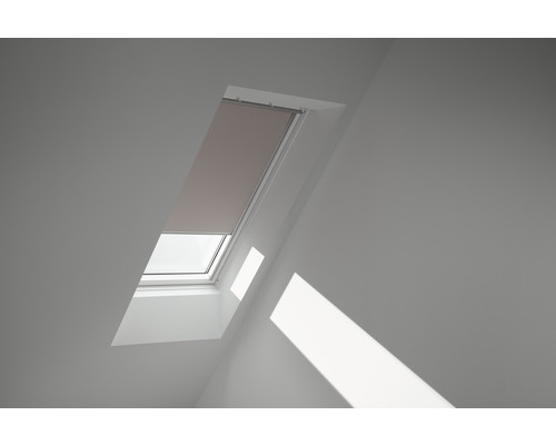 VELUX Zatemňovacia roleta na strešné okno manuálna DKL C02 4580SWL sivá Strešné okno s roletou vo svetlej miestnosti