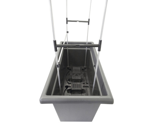 Vyvýšený záhon s popínavou oporou z plastu a kovu