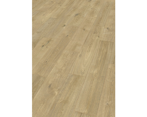 Položená laminátová podlaha so vzhľadom dreva.